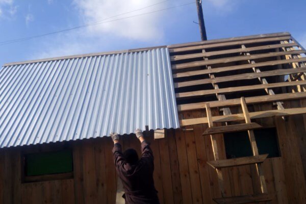 Процесс монтажа профлиста на крышу