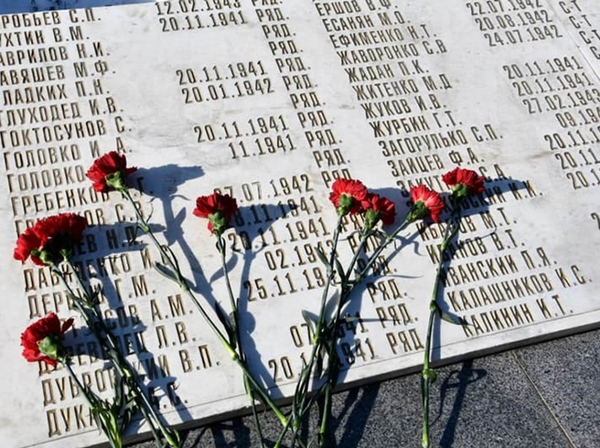 ⠀Та самая фотография, на которой женщина увидела инициалы своего дедушки