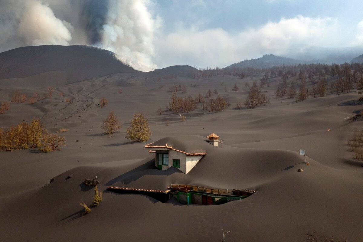 Фото: https://nypost.com/2021/10/31/with-no-sign-of-eruptions-end-ash-blankets-la-palma-island/