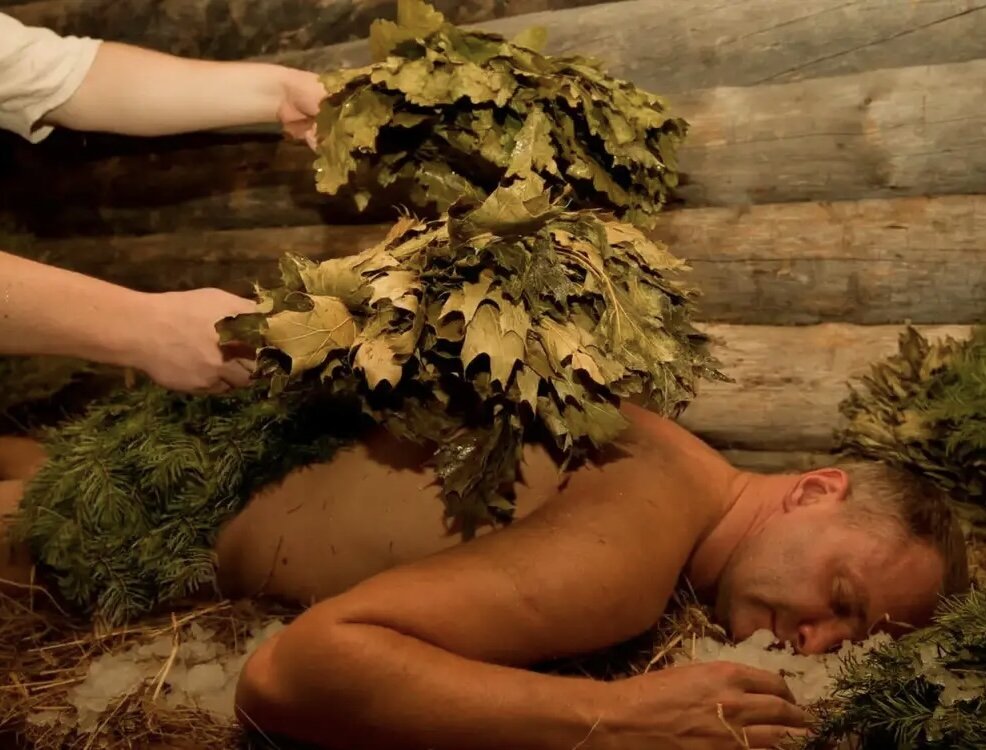 Мужик парится в Русской бане 