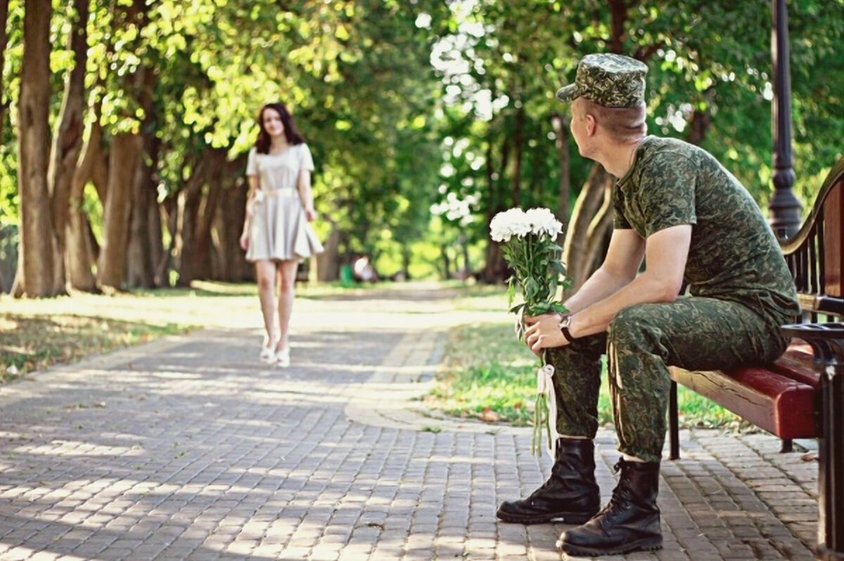 Ласковый солдат. Лав стори Военная фотосессия. Солдат гуляет с девушкой. Фотосессия с курсантом на природе. Солдат прогуливается с девушкой.