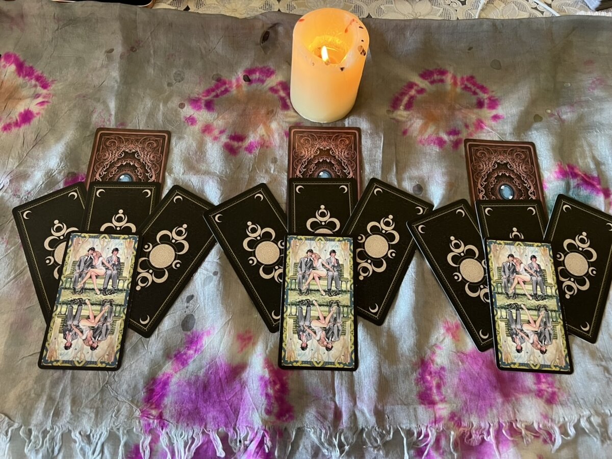 🔮Дорогие девочки, приветствую вас на своём новом канале ! Давайте приступим. Итак , делаем глубокий вдох и настраиваемся на работу. Поднимите левую руку ладонью вниз над фото и сконцентрируйтесь. Подержите ладонь над каждой картой, та , что позовёт , та и ваша 