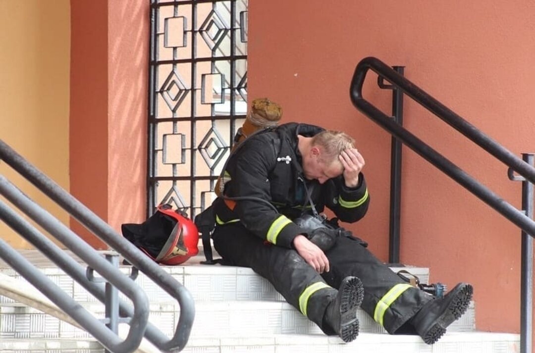 уставший пожарный. уставшие пожарные после пожара. уставший пожарный. комната психологической разгрузки мчс. профессиональное выгорание у пожарных.