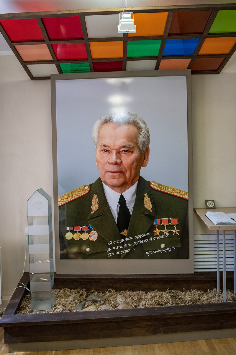 На входе в музей встречает портрет Михаила Тимофеевича. На столике рядом лежит книга отзывов. Я оставил развёрнутый комментарий от канала "Фотопутешествия!" после просмотра сех экспозиций.