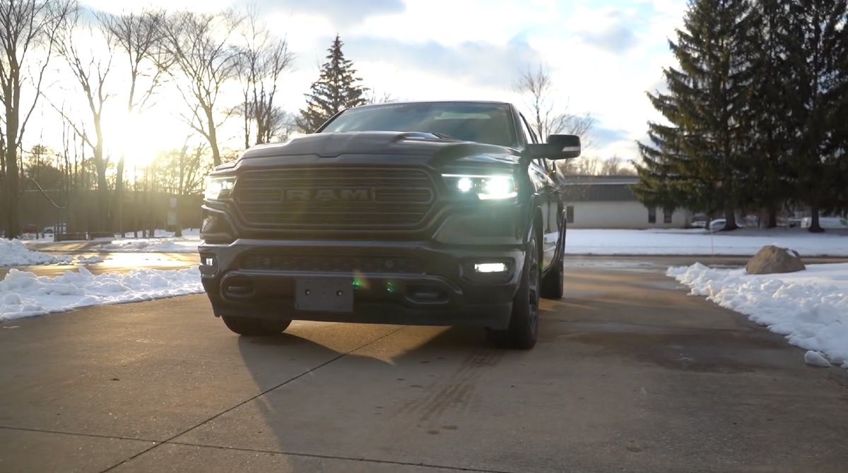 RAM 1500 Limited 2020 года в черном цвете