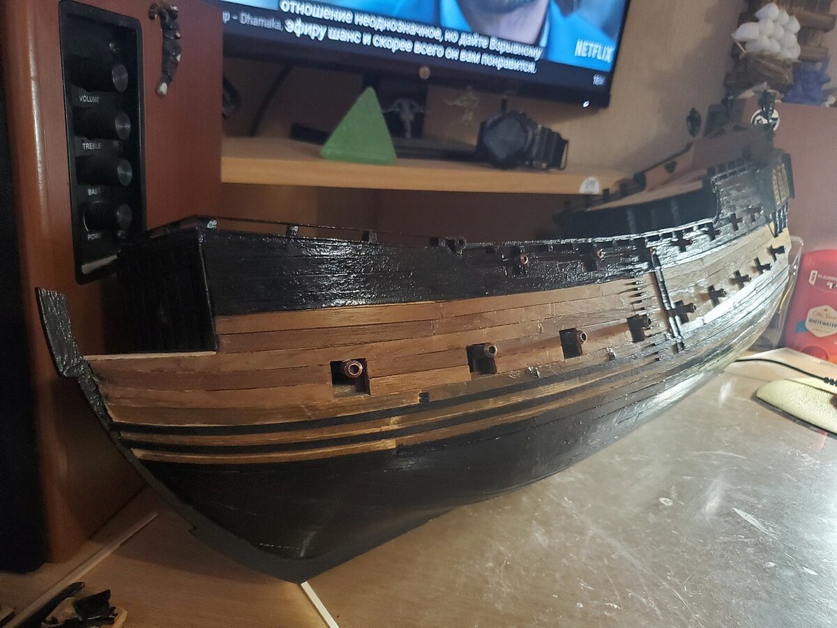 Окрашиваю еще одним слоем верхнюю часть корабля