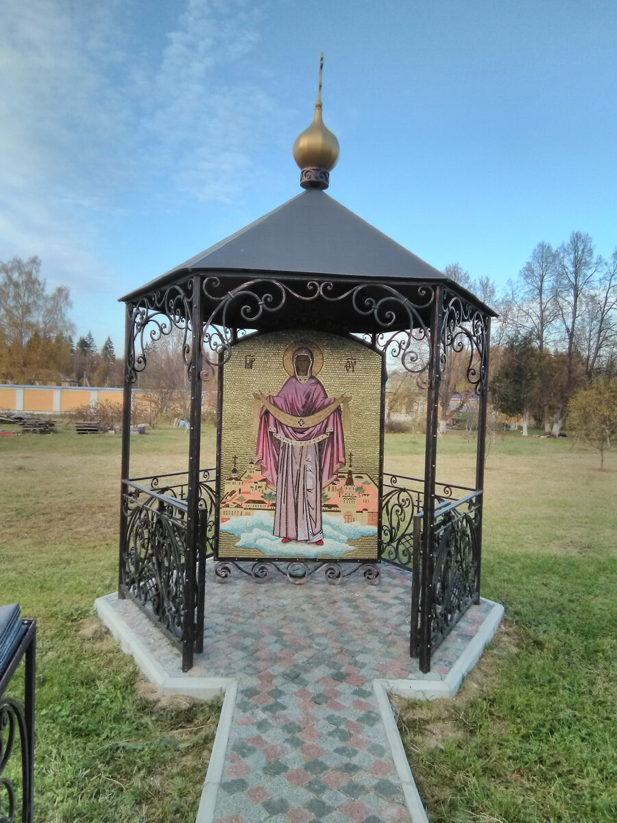 На территории монастыря.  Фото автора.