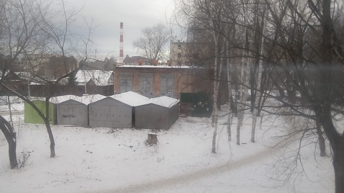 Кабы не было зимы
В городах и сёлах,
Никогда б не знали мы
Этих дней весёлых.
Не кружила б малышня
Возле снежной бабы,
Не петляла бы лыжня,
Кабы, кабы, кабы...
Не петляла бы лыжня,
Кабы, кабы, кабы...

Кабы не было зимы,
В этом нет секрета -
От жары б увяли мы,
Надоело б лето.
Не пришла бы к нам метель
На денек хотя бы.
И снегирь не сел на ель,
Кабы, кабы, кабы...
И снегирь не сел на ель,
Кабы, кабы, кабы...

Кабы не было зимы,
А все время лето,
Мы б не знали кутерьмы
Новогодней этой.
Не спешил бы Дед Мороз
К нам через ухабы,
Лёд на речке не замёрз,
Кабы, кабы, кабы...
Лёд на речке не замёрз,
Кабы, кабы, кабы...

  