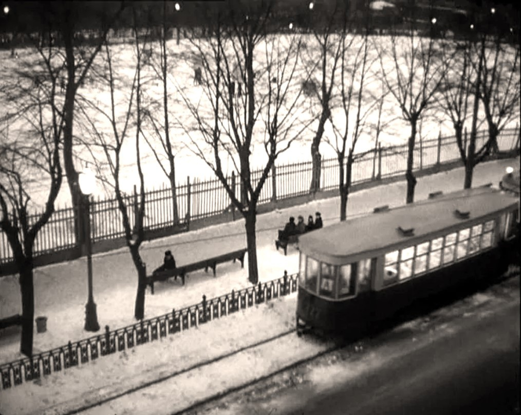 Чистые пруды. Кадр из фильма Марлена Хуциева «Мне двадцать лет» («Застава Ильича»). 1965 г.