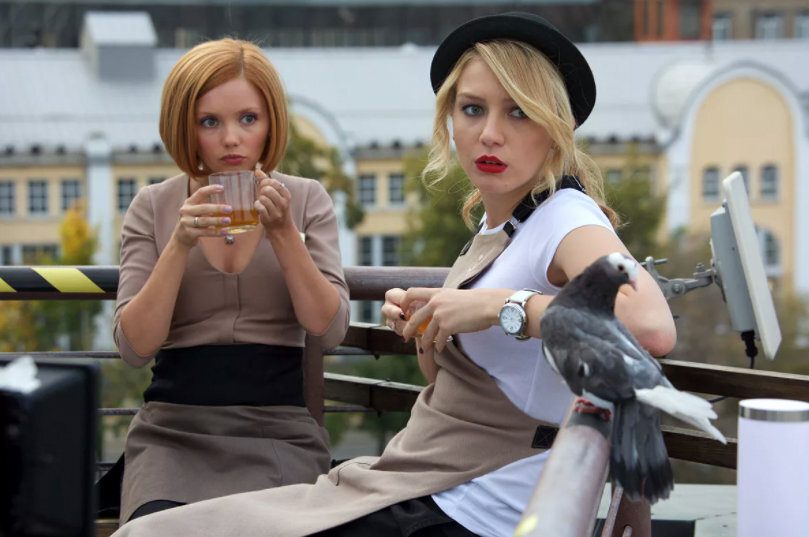 кадры из сериалов «Кухня» и «Отель Элеон»