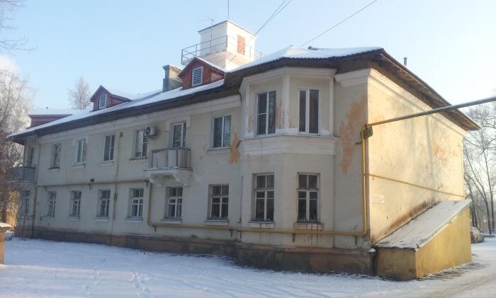 Так выглядит фасад  улицы Заслонова, соседствующей с промзоной и улицей Герцена. Бараки за кадром