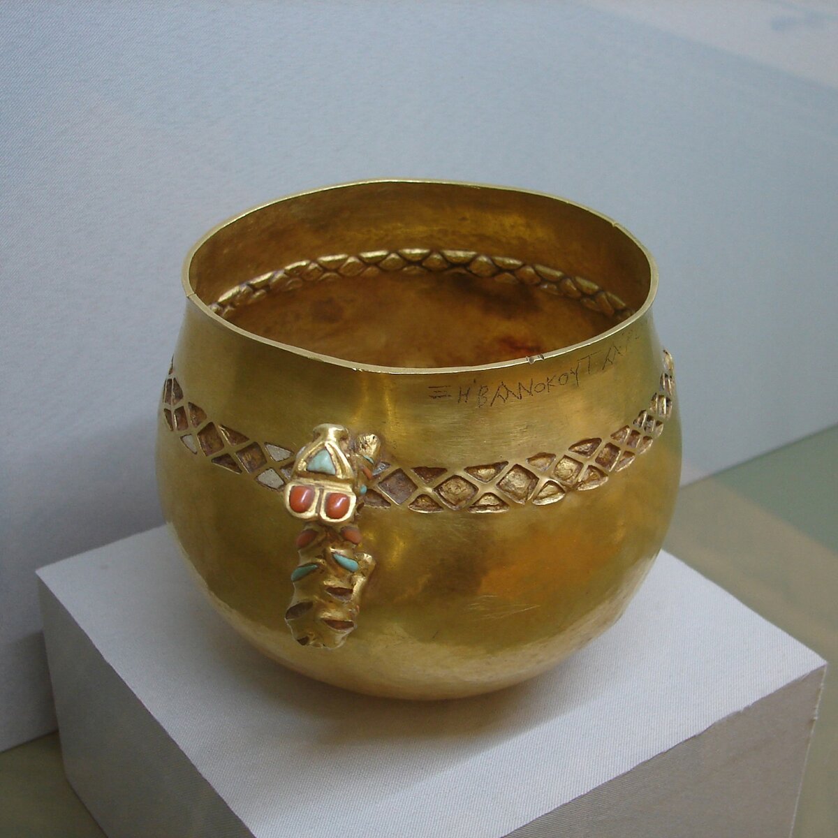 Сосуд с зооморфной ручкой и греческой надписью. Золото, бирюза, коралл, стекловидная масса. I в. н.э. Сарматская культура. Cтаница Мигулинская, Усть-Медведицкий округ, Земля Войска Донского, Российская империя. Случайная находка 1864 г. Собрание А.С.Уварова.