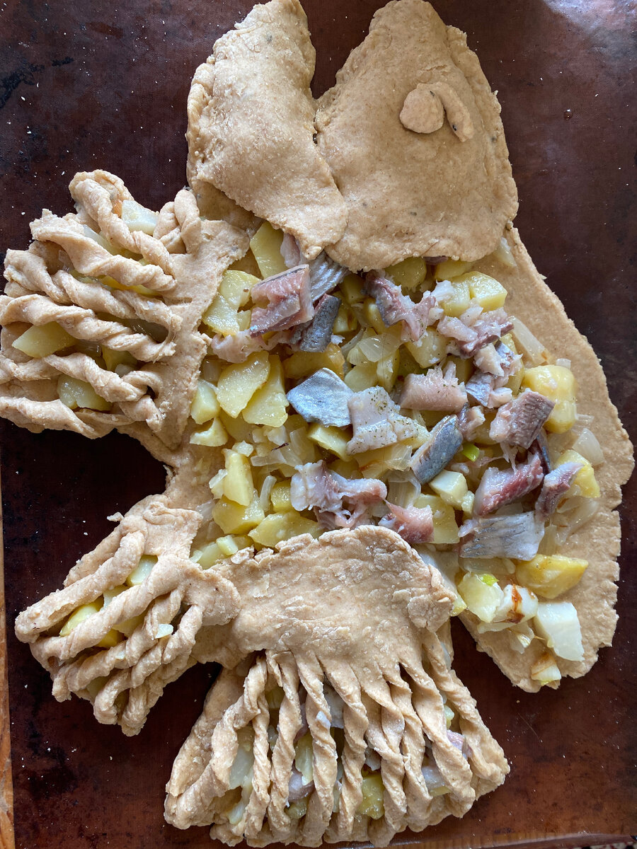 Как приготовить пирог с рыбой так, чтобы его могли кушать и те, кто рыбу любит, и те, кто любит мясо, например?)