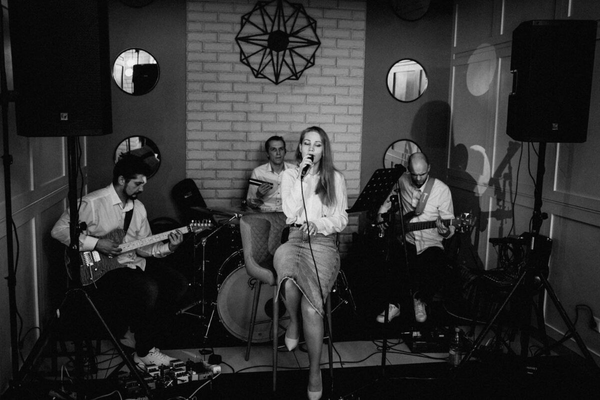 Кафе Квартал. Мой лоб заклеен пластырем после сильного рассечения на тренировке.