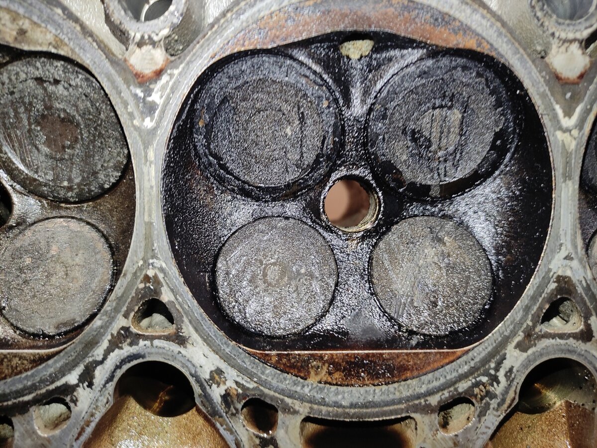 Такой нагар образуется на клапанах при "запущенной" ситуации