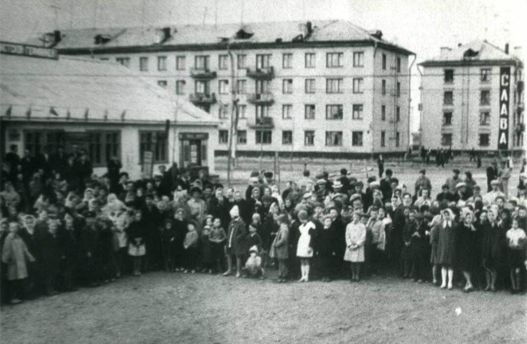 Около школы №1. Слева временно располагалась контора строительного треста №46