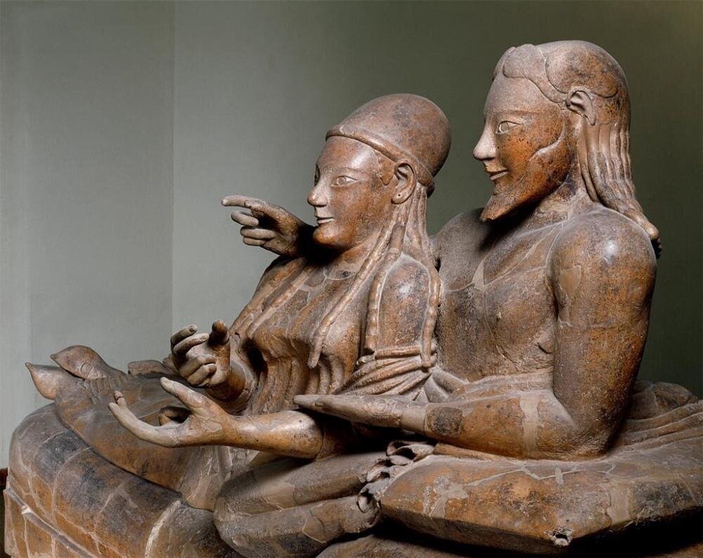 Жена с мужем на пиршественном ложе. Скульптура на этрусском саркофаге VI в. до н.э.
