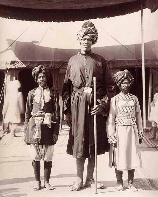 великан на фото