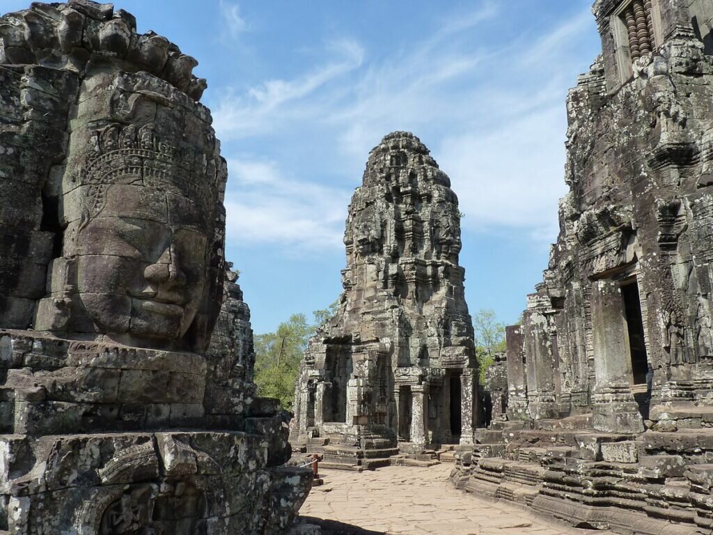    Ангкор действительно был заброшен в XV веке. Вот только не в результате некоего коллапса цивилизации из-за слишком быстрого ее развития. Напротив: развивавшиеся быстрее сиамцы захватили город в 1431 году. Только после этого он и опустел / ©Wikimedia Commons