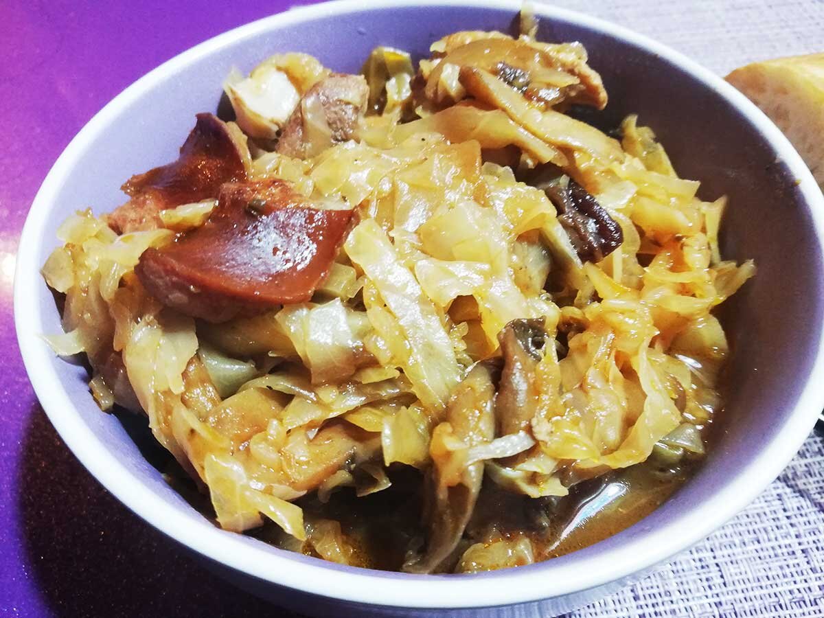 Классический бигус с мясом и капустой