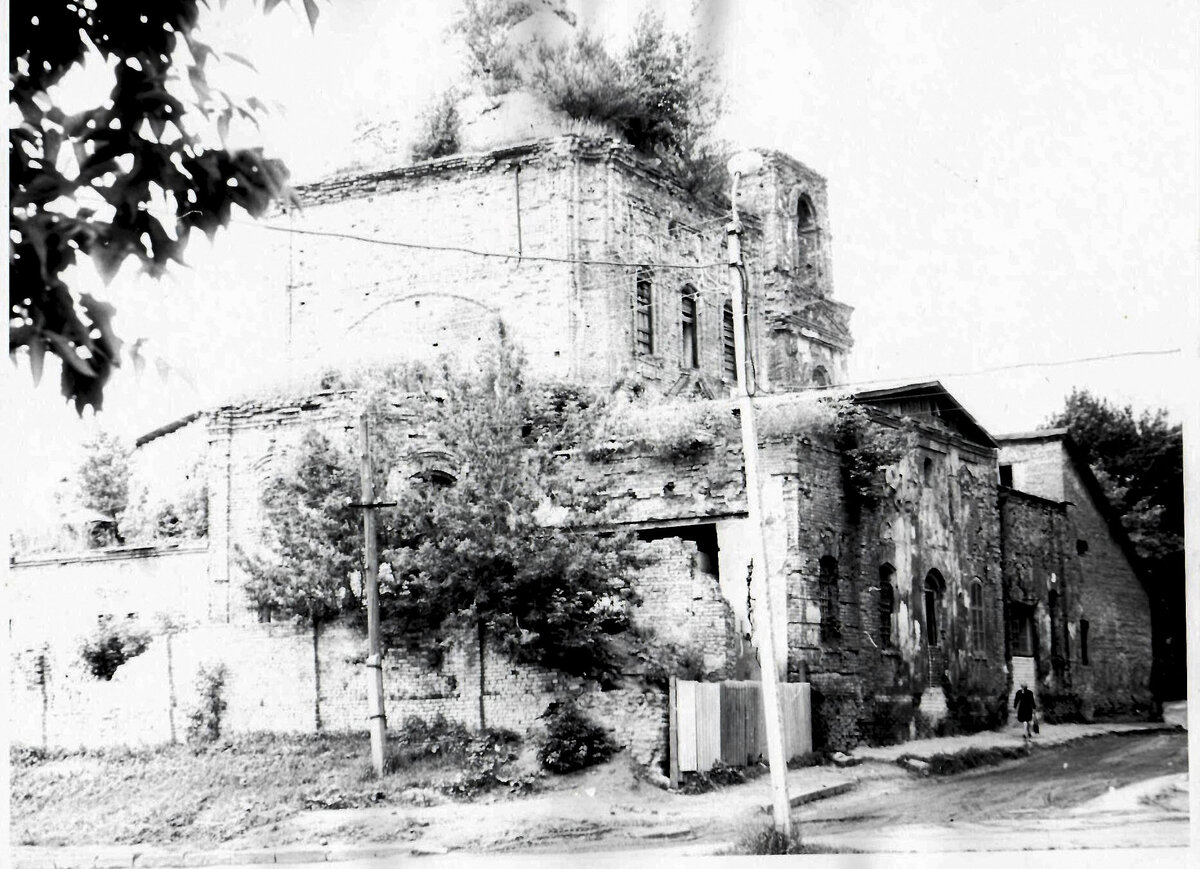 Покровская церковь, до реставрации (на заднике фото) 