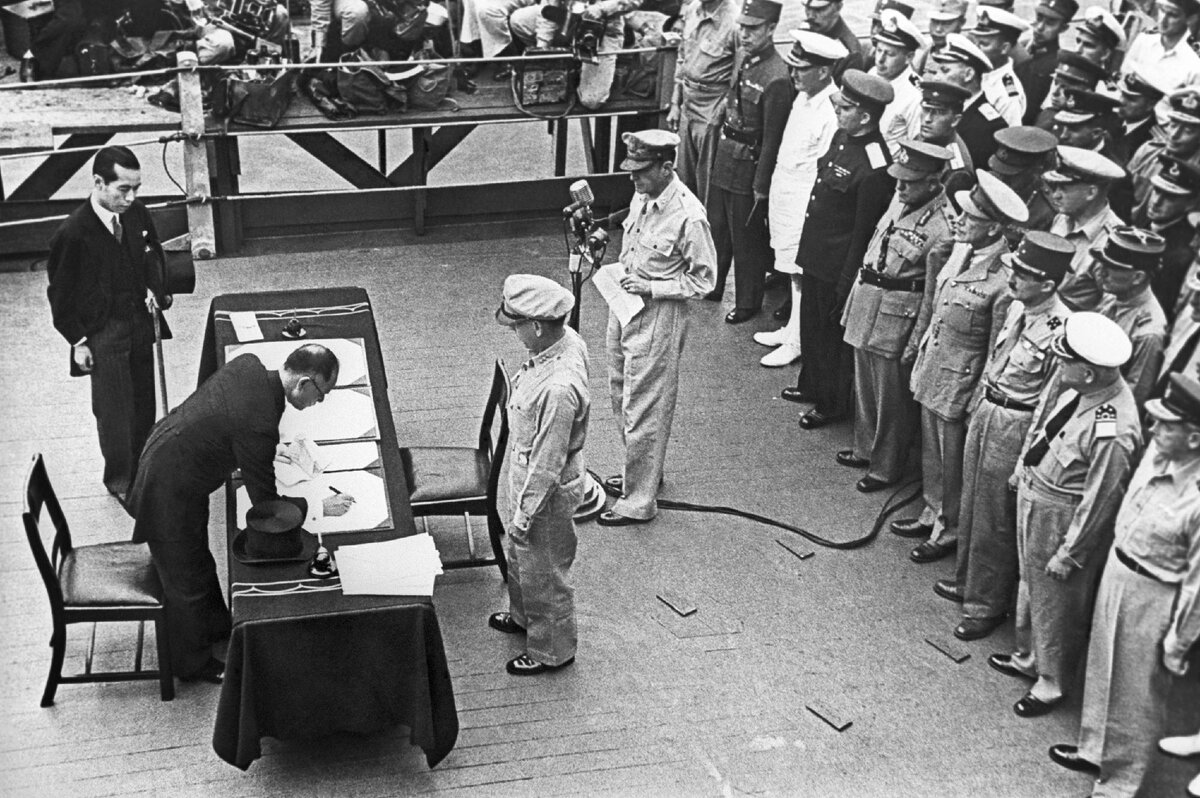 Окончание 2 мировой войны капитуляция японии. Дата капитуляции японии. Капитуляция японии окончание второй мировой войны кратко. Хирохито подписывает капитуляцию. Капитуляция японии макартур.