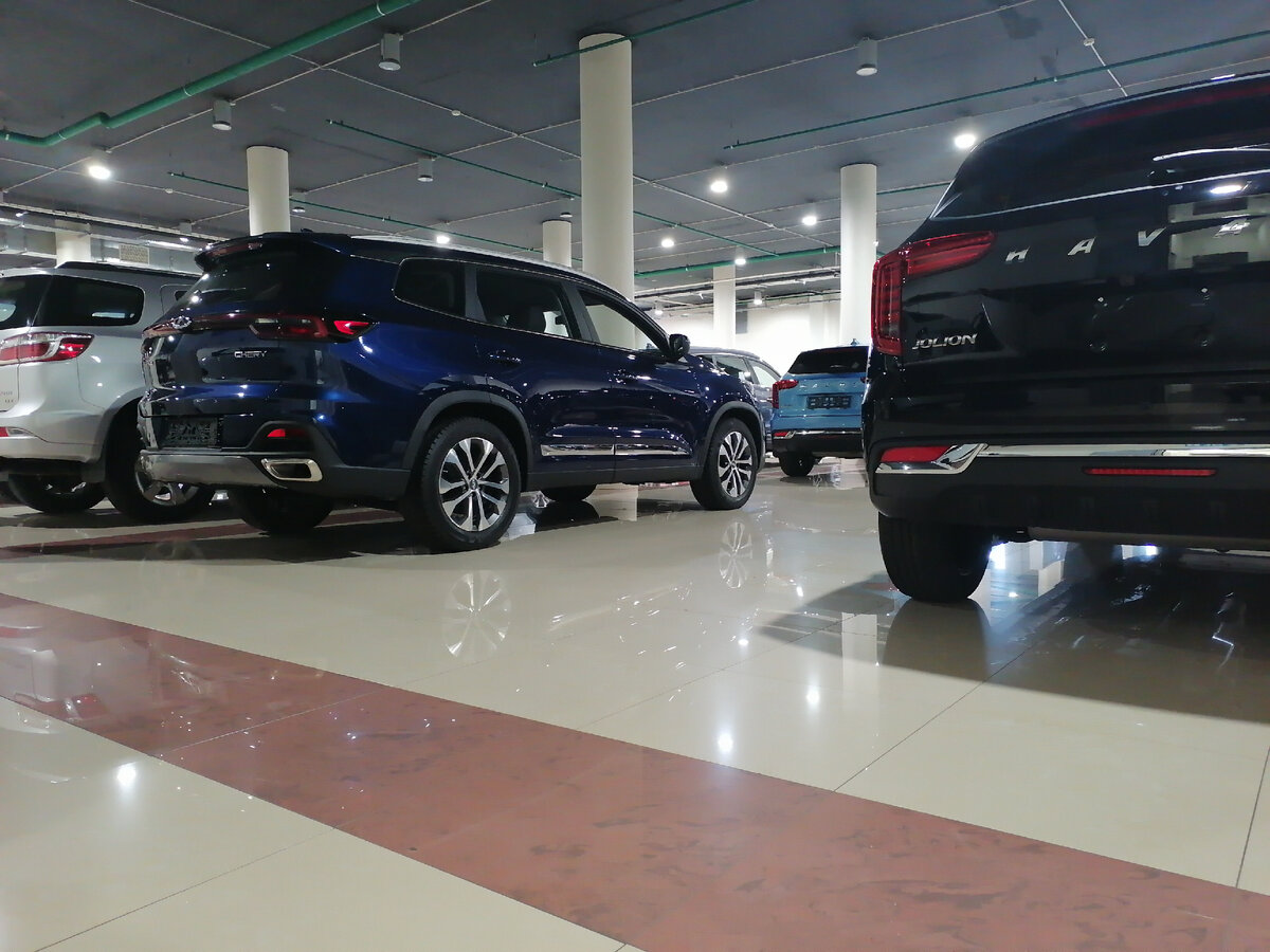 Машины стоят, а грустные продавцы за столами спят