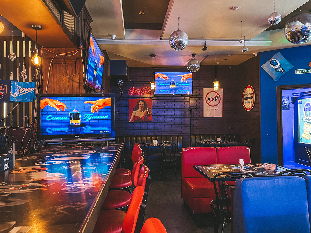 Вид на зал →