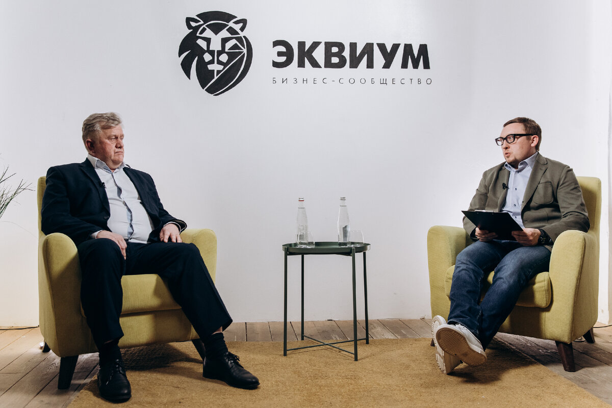 Сергей Фоменков (слева)  и Сергей Бекренёв, резидент бизнес-сообщества «Эквиум» и основатель «Европейской Юридической Службы», 2022 год