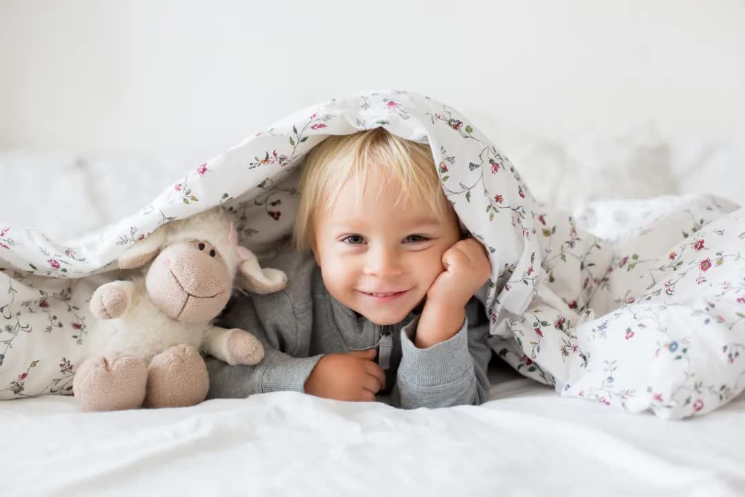 «Буду спать с вами!» Как помочь ребёнку уйти из родительской кровати