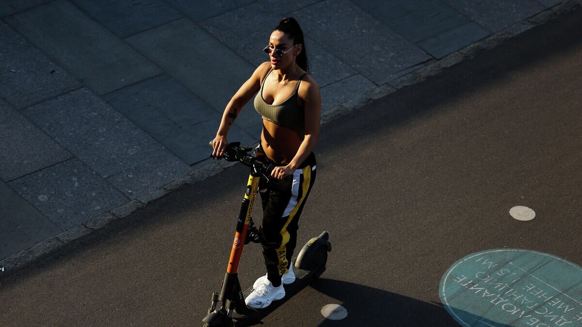    Девушка на Крымской набережной в Москве в жаркую погоду© РИА Новости / Владимир Песня