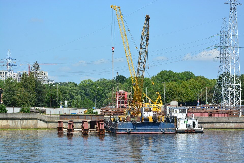    А эта плавучая платформа помогает строителям на противоположном берегу. Александр КАТЕРУША