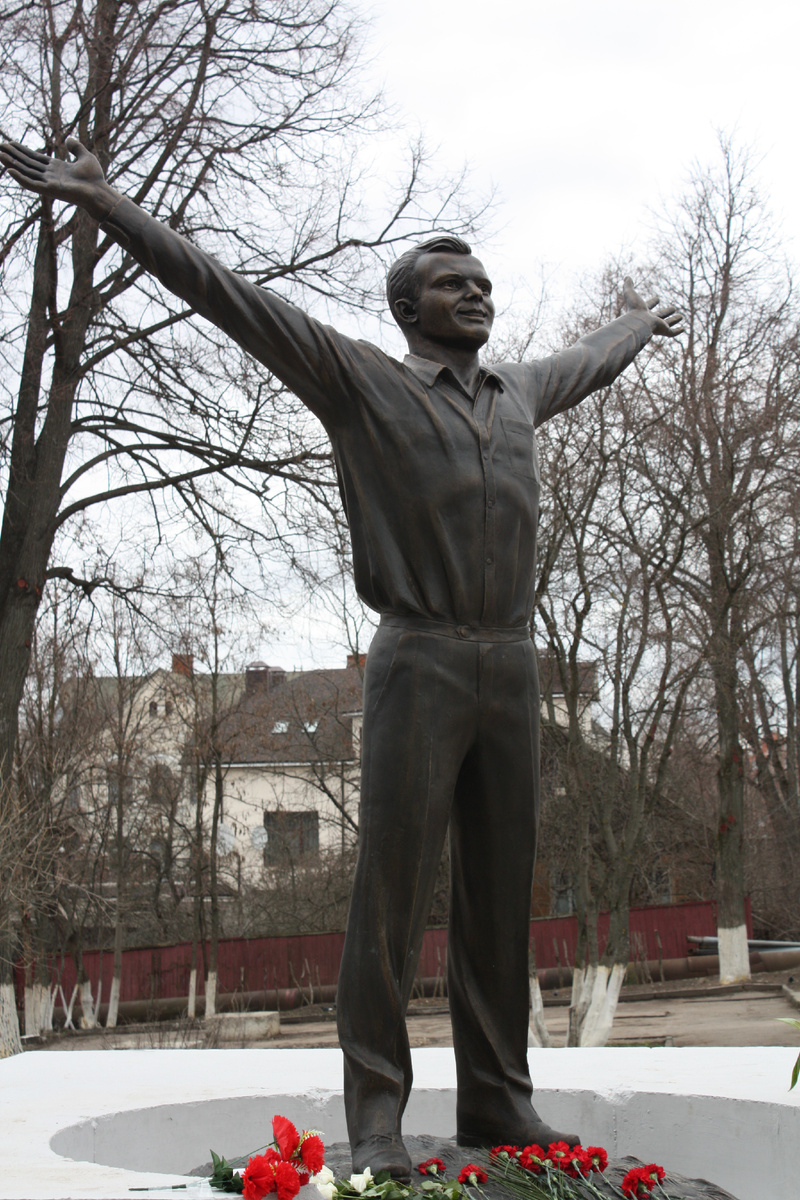 Молодой и красивый. Памятник Юре Гагарину. Словно мальчик он здесь. Смотрит на всех и улыбается.