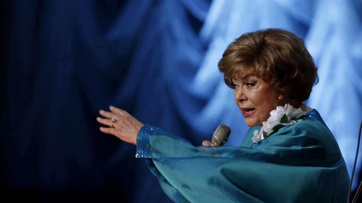    Народная артистка СССР, певица Эдита Пьеха выступает на своем юбилейном концерте в Большом концертном зале "Октябрьский" в Санкт-Петербурге. 31 июля 2012© РИА Новости / Вадим Жернов