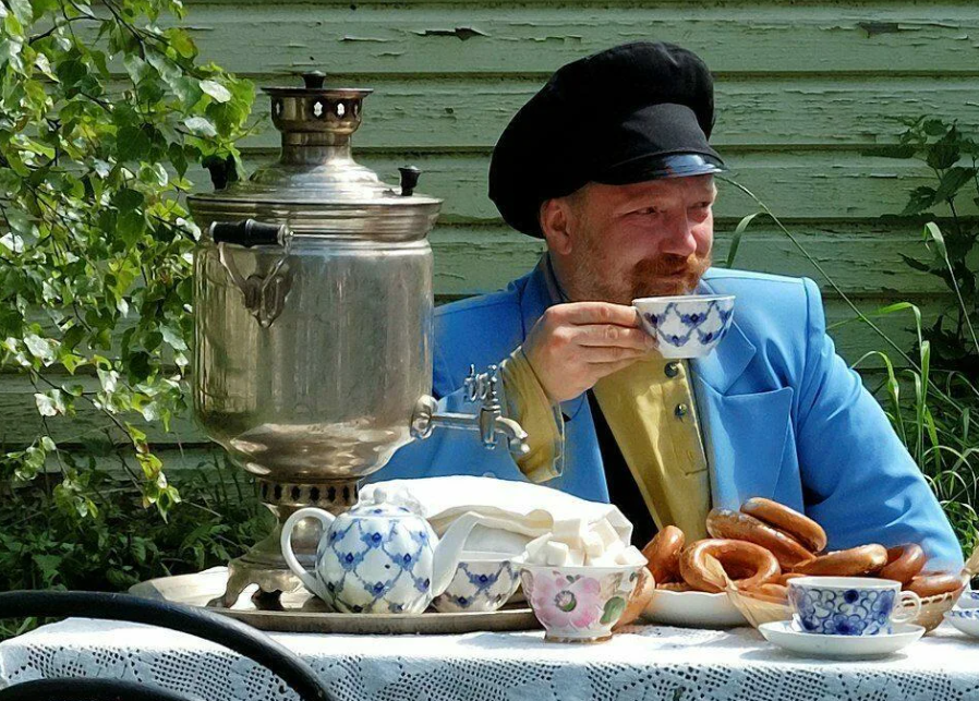 Со своим самоваром не ездят. Чаепитие. Русское чаепитие. Мужчина с самоваром. Русские пьют чай.