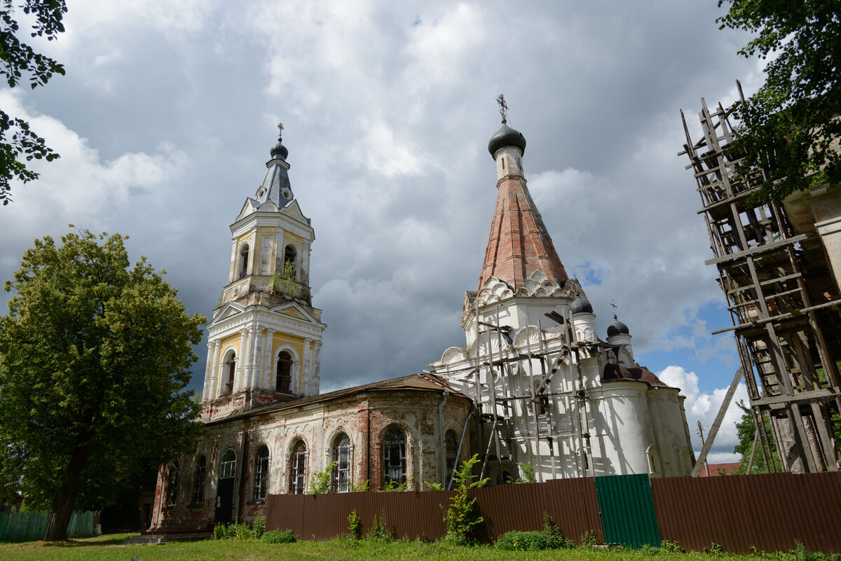 Храмовый комплекс в селе Кушалино. Фото автора. Июль 2022 года. 