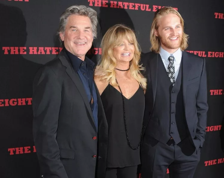 Курт рассел и голди хоун сын. Бостон рассел сын курта рассела. Курт рассел сын. Сизон хабли и курт рассел. Уайатт рассел и курт рассел и голди хоун.