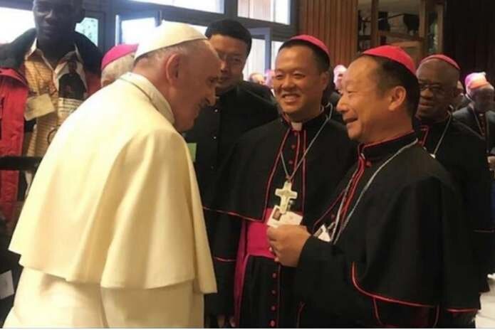 Папа Римский Франциск разговаривает с китайскими епископами