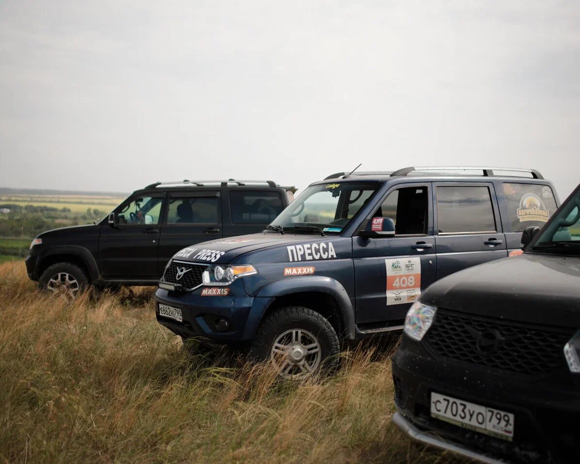 В вашем УАЗе всегда должна быть лопата