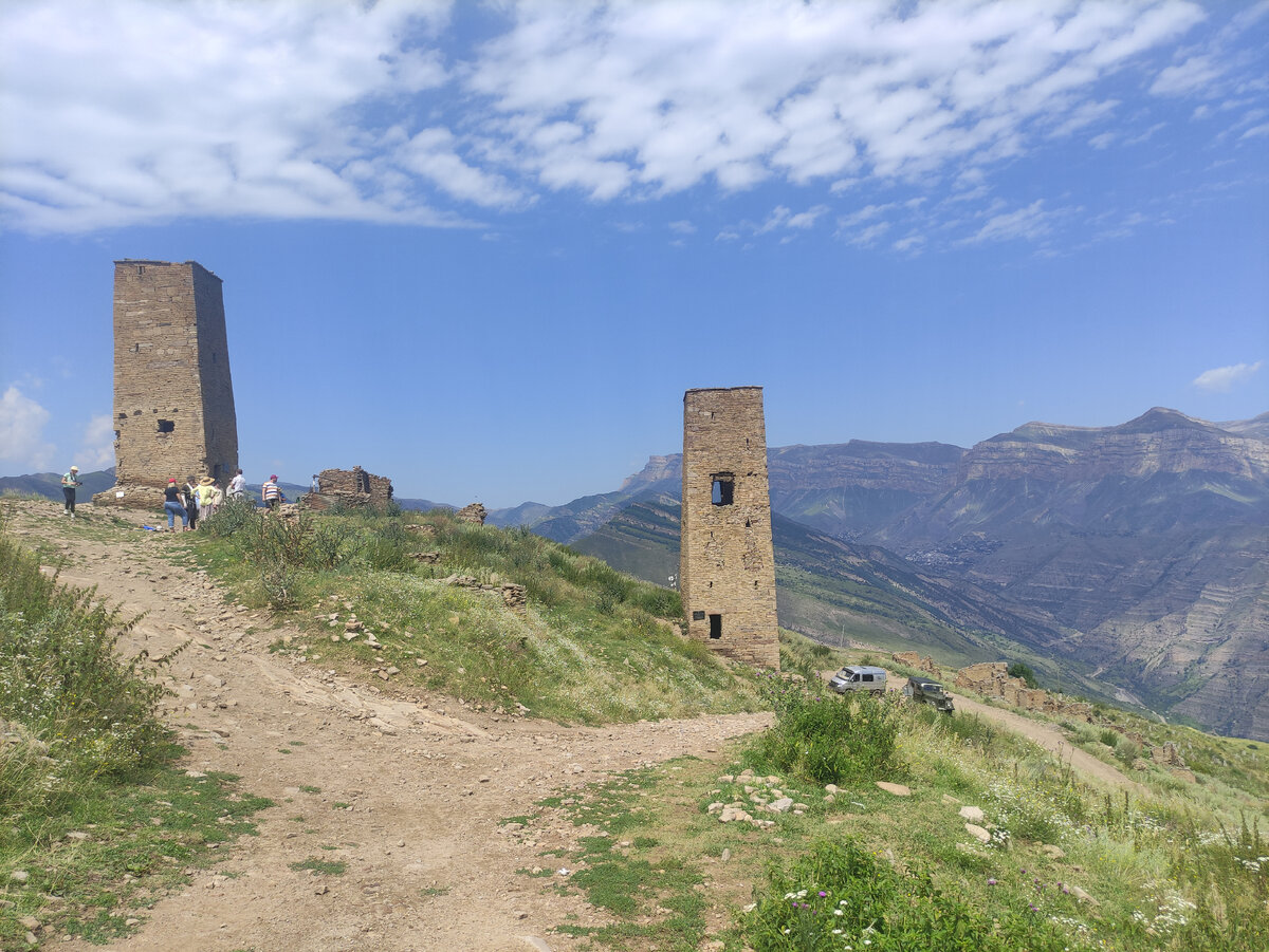 Зато сохранились башни.