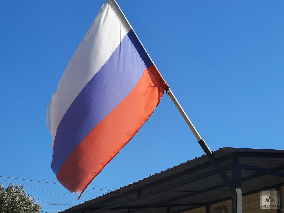    Флаг России на здании районной администрации Белосарайской Косы Богдан Борман © ИА REGNUM