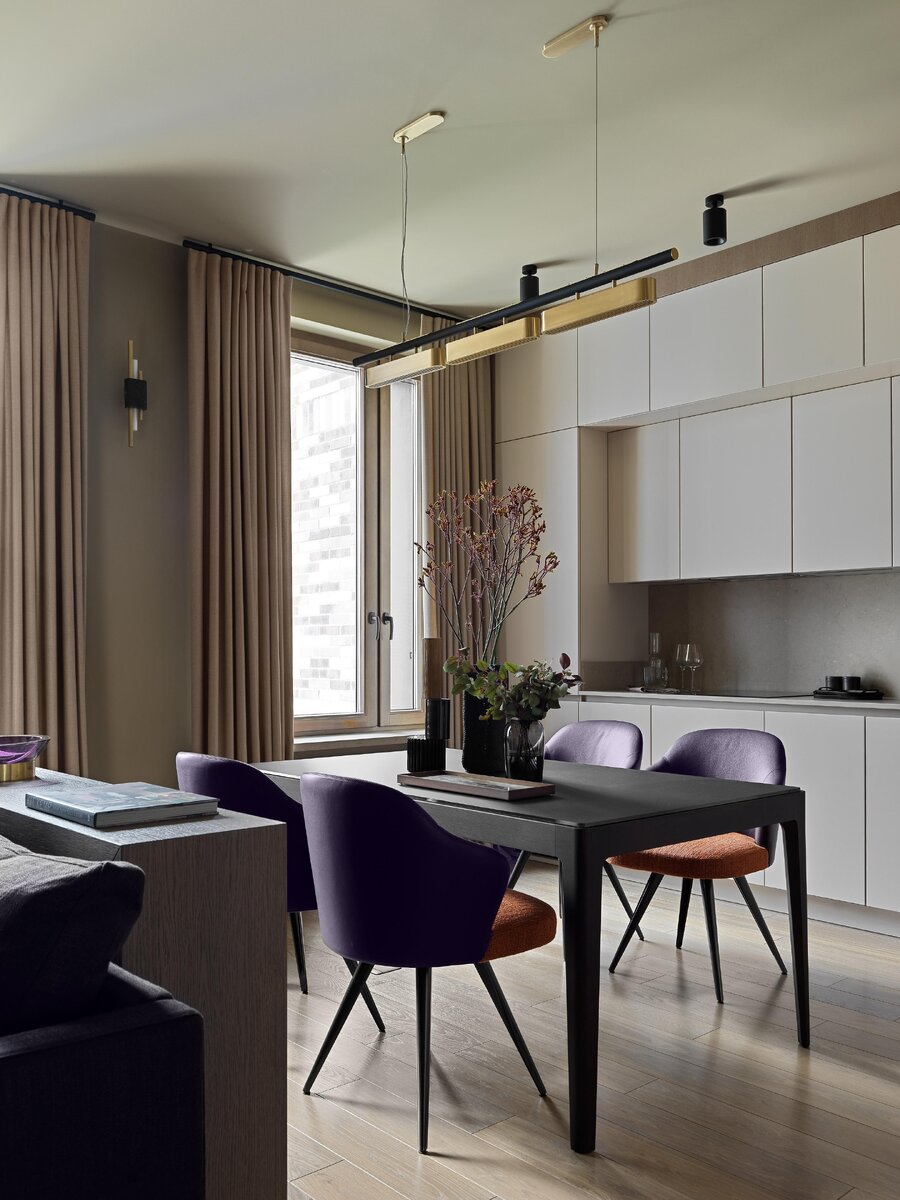    Стол, Porada. Стулья, Minotti. Кухня, Leicht. Текстиль, Holland & Sherry. Карнизы, Interstil. Люстра и бра, Bert Frank., фото: Сергей Красюк