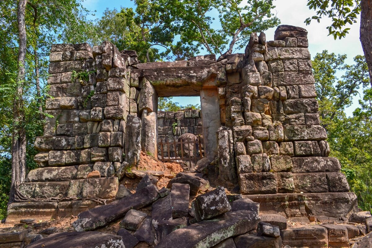 Прасат Линга. За забором пример небольшого лингама