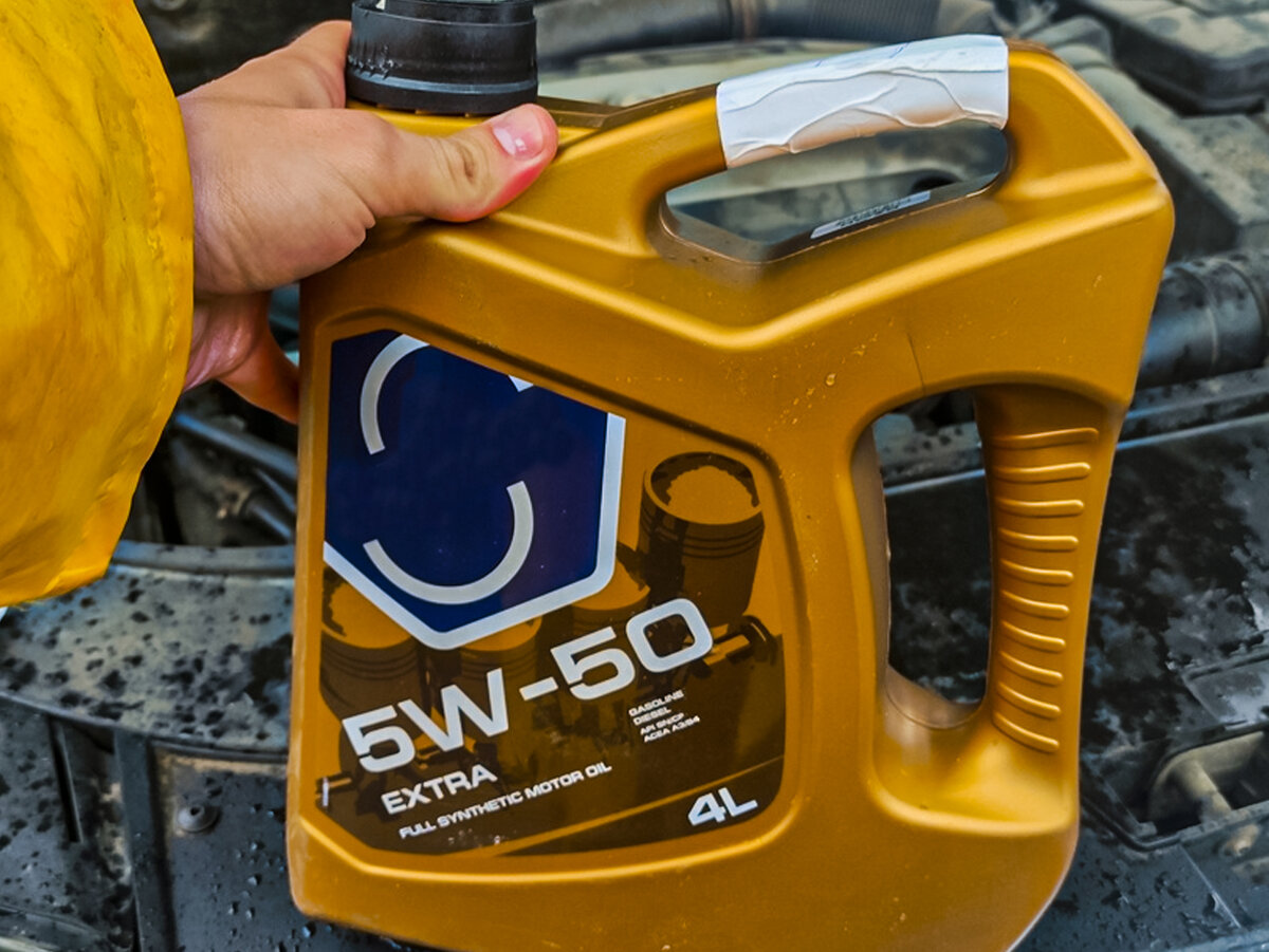 При запуске двигателя что-то трещит 1-2 секунды. Показываю, куда ...