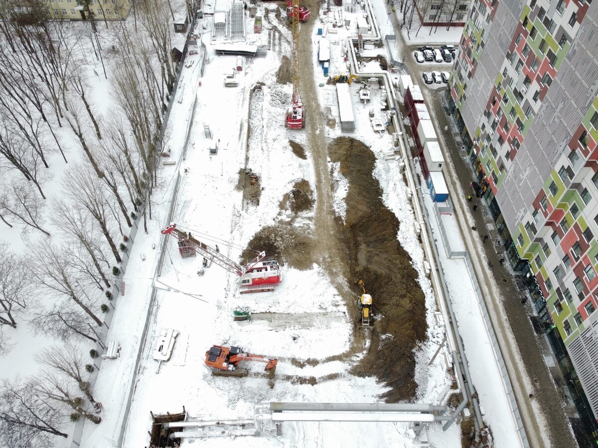 📷 2: Монтажная камера для проходки в сторону «Серебряного бора». Продолжается сооружение стены в грунте (СВГ). В левой части виден первый участок готовой обвязочной балки.