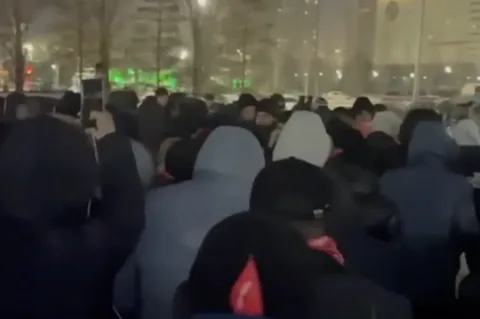 НЕСКОЛЬКО    СВОЕОБРАЗНАЯ, НО ТОЖЕ ГОВОРЯЩАЯ КОЕ О ЧЕМ ФОТОГРАФИЯ   ИЗ ЖИЗНИ КАЗАХСТАНА