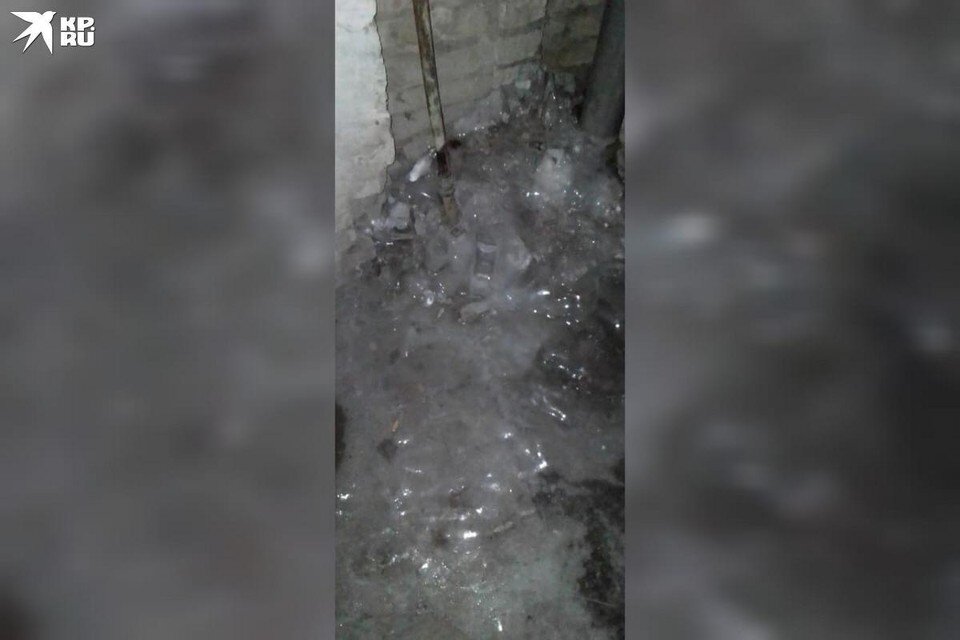     Жильцы дома долгое время жаловались на протечку канализации.  КП – Владивосток