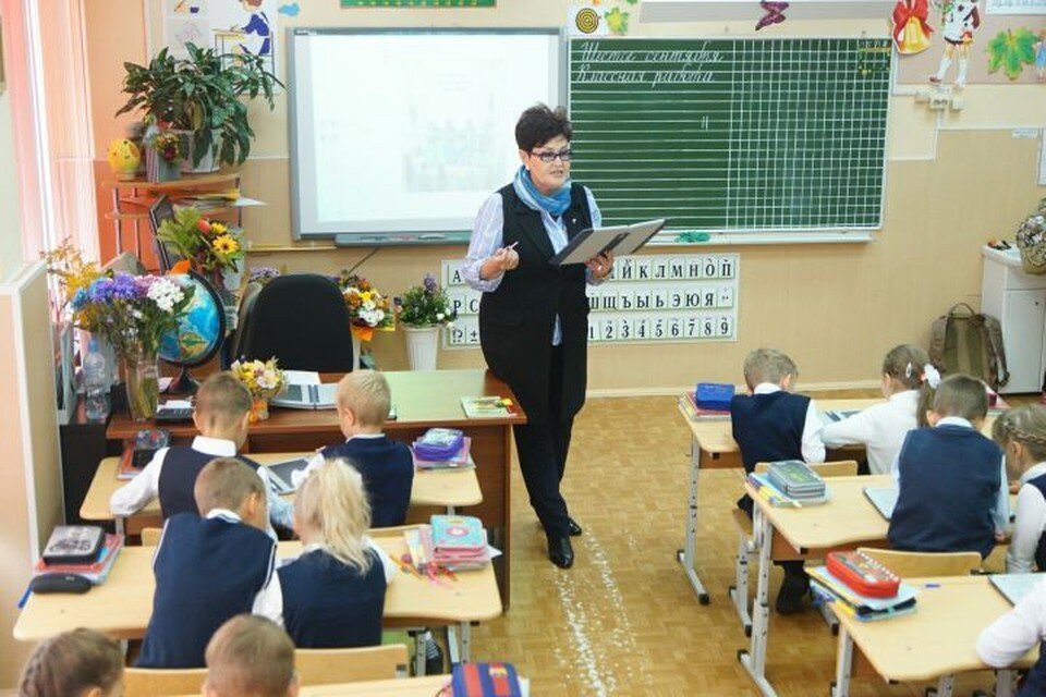     Учителя с прошлого года не получают зарплаты. Алексей БУЛАТОВ