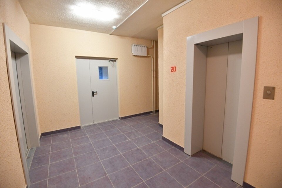     Соседи не впервые замечают странное поведение девушки. Евгения ГУСЕВА