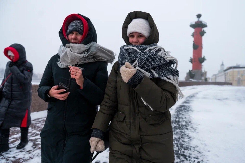     В Петербурге объявили желтый уровень погодной опасности из-за ураганного ветра. Юлия ПЫХАЛОВА